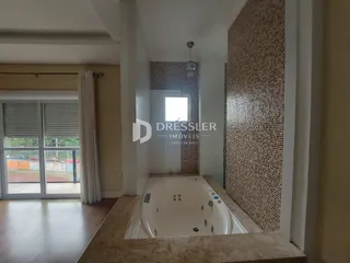 Foto de um banheiro com banheira em um imóvel no Brasil.