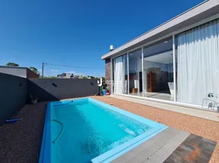 Piscina externa de uma residência em Lajeado, Brasil.