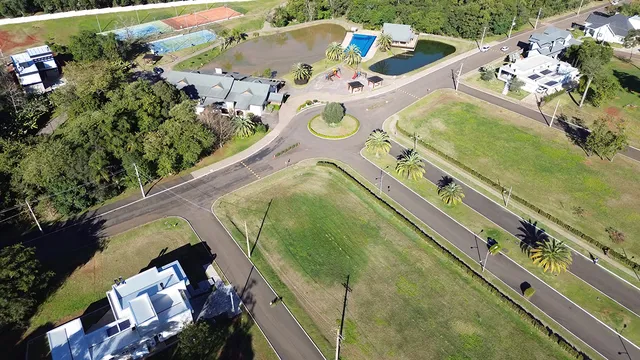Vista aérea da propriedade em Lajeado, Brasil, mostrando o entorno e o terreno.