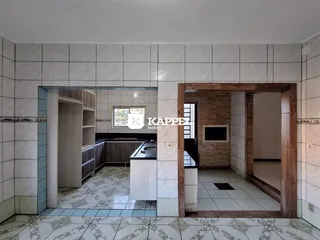 Foto de um ambiente interno com cozinha e área de estar em um imóvel.