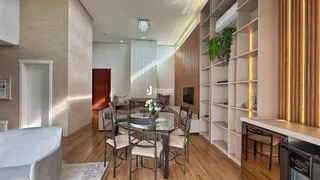 Sala de jantar com mesa de jantar e estantes em um apartamento.