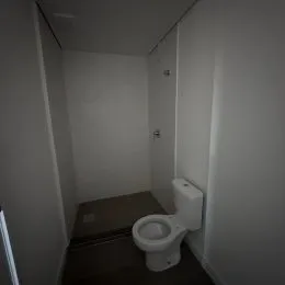 Foto interna de um banheiro mostrando um vaso sanitário.