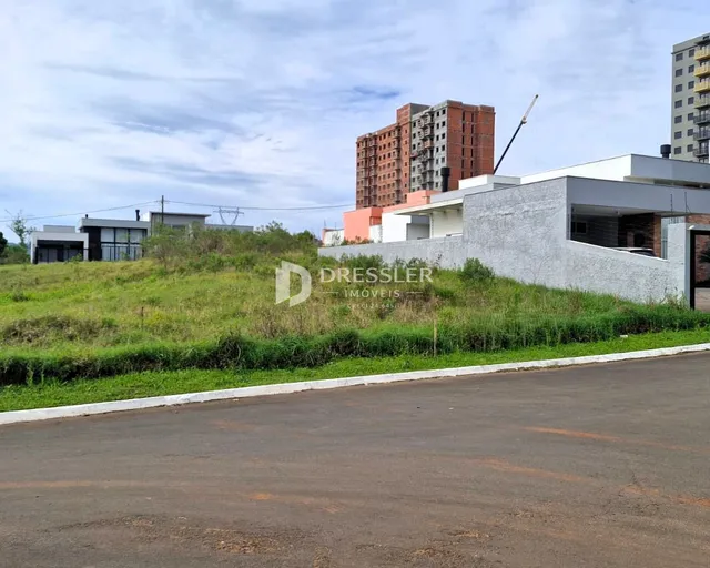 Vista externa de uma residência em Lajeado, Brasil, com área gramada em primeiro plano.
