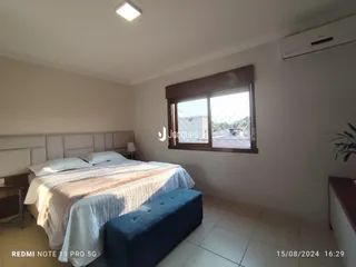 Quarto com cama e janela em um imóvel.