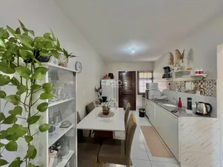 Interior de uma sala de jantar com cozinha moderna.