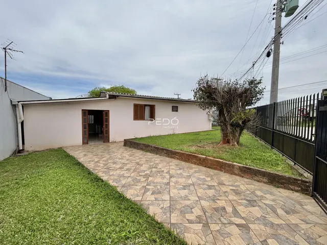 Fachada de uma casa em Lajeado, Brasil, com jardim e área pavimentada.