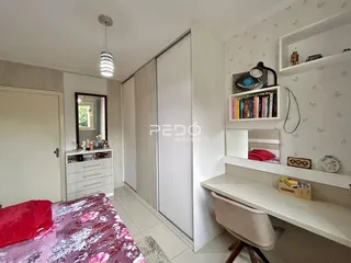 Quarto com guarda-roupa e decoração de parede em imóvel no Brasil