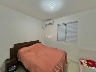 Quarto com cama e janela em um imóvel no Brasil.