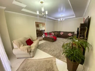 Sala de estar com sofá e tapete claro.