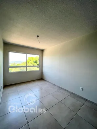 Vista interna de um cômodo com piso de cerâmica e janela.