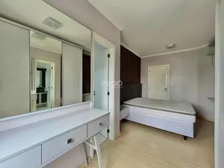 Quarto com cama e armário em um apartamento moderno.