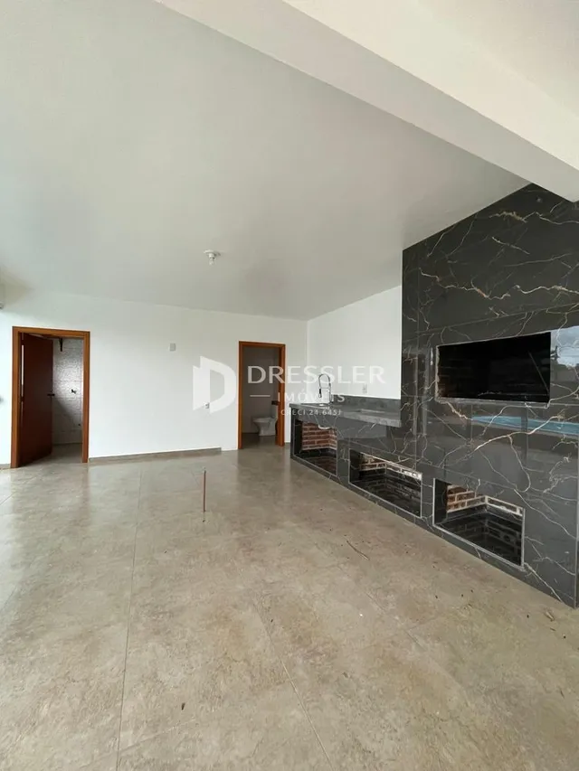 Foto de um espaço interno vazio com piso de concreto.