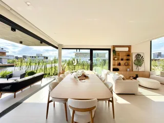 Sala de estar ampla com vista para a paisagem exterior.