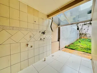 Corredor interno com revestimento de azulejos nas paredes