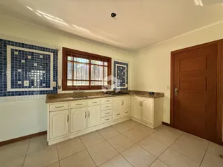 Foto de uma cozinha com armários brancos e revestimento de azulejos azuis.