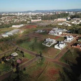 Vista aérea de uma área de terreno com vegetação e campos no interior de Lajeado.