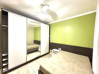 Quarto com paredes verdes e armários embutidos.