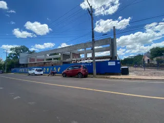Fachada de uma construção em Lajeado, Brasil, com cerca azul.