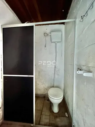 Foto interna de um banheiro mostrando um vaso sanitário branco.