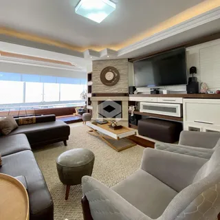Sala de estar com sofá e decoração em ambiente residencial.