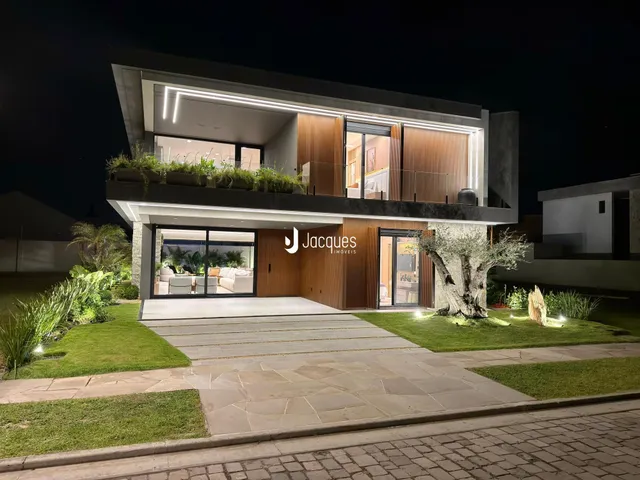 Casa com 6 dormitórios