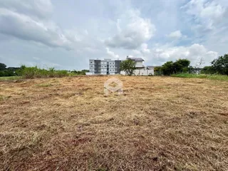 Terreno com vegetação seca em frente a uma residência em Lajeado.