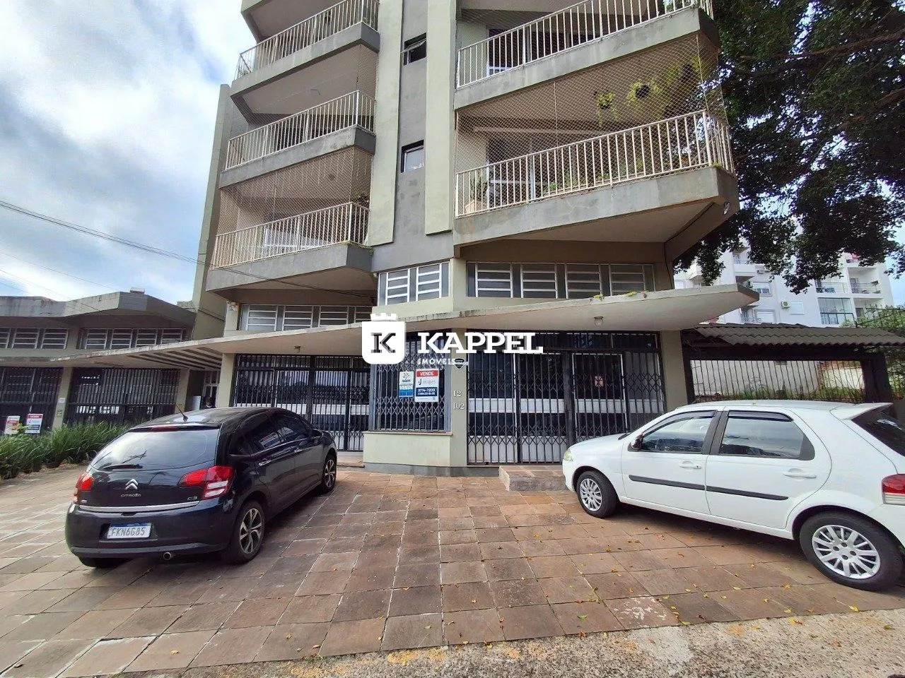Fachada de um prédio residencial em Lajeado, Brasil, com vagas de garagem.