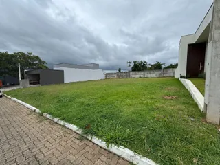 Vista externa da propriedade mostrando o gramado e a calçada.