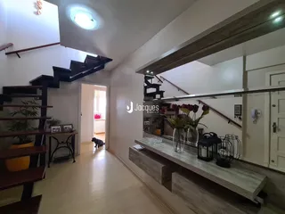 Hall de entrada com escadaria e área de passagem em imóvel no Brasil.