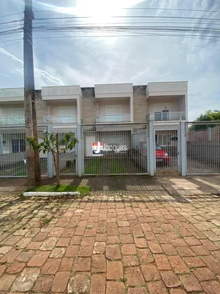Fachada de um imóvel residencial em Lajeado, Brasil, com portão de metal.