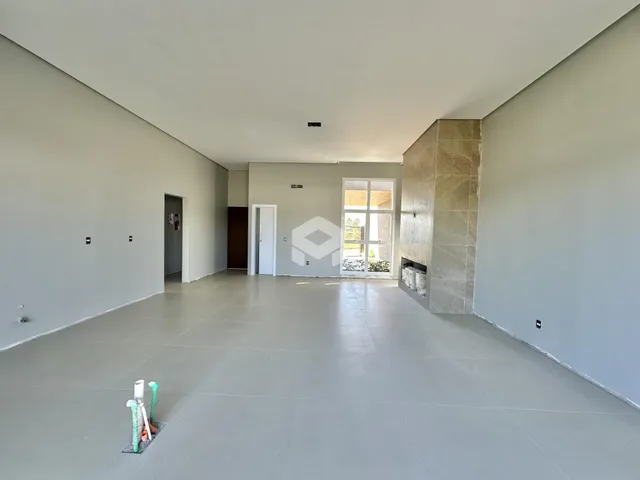 Interior de um espaço amplo e em construção em Lajeado, Brasil.