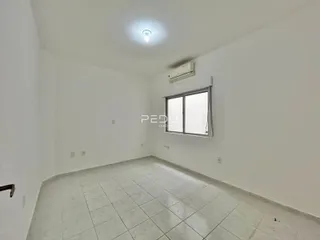 Ambiente interno de uma sala com piso de cerâmica e ar-condicionado.
