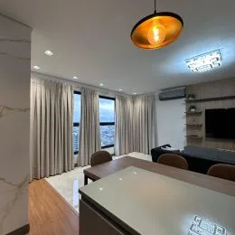 Sala de estar com vista para o exterior.