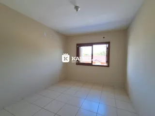 Foto de um cômodo vazio com paredes claras e piso de cerâmica.