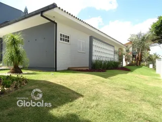Vista externa de uma residência com jardim gramado em Lajeado, Brasil.