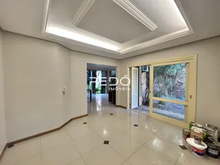 Vista interna de um ambiente claro com piso de cerâmica.