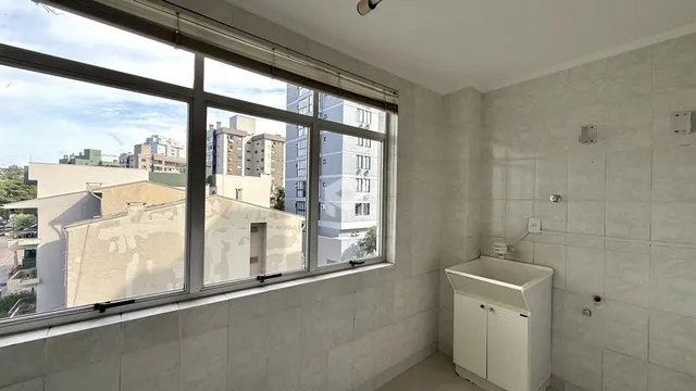 Vista de uma sala com grande janela de um imóvel em Lajeado.