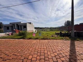 Vista externa de uma propriedade em Lajeado, Brasil, com área pavimentada.