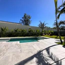 Foto da área externa com piscina e deck de concreto em Lajeado.