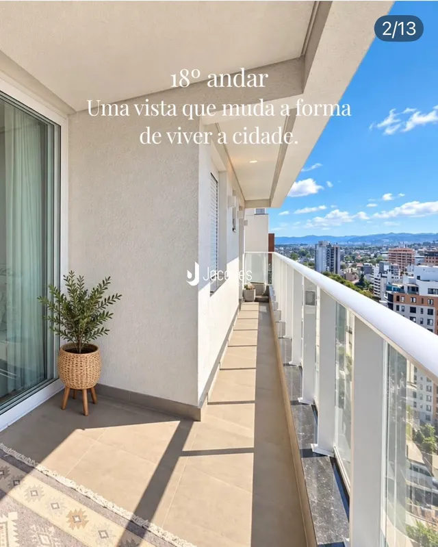 Vista da varanda de um apartamento no 18º andar com vista para a cidade.