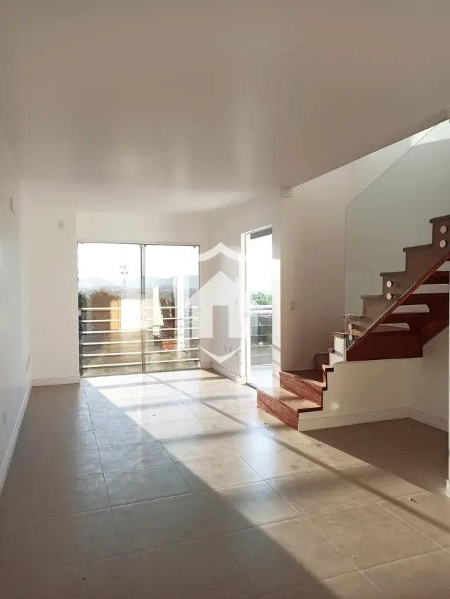 Sala de estar com piso de cerâmica e portas de vidro.