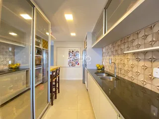 Foto de uma cozinha moderna com armários brancos e revestimento de parede.