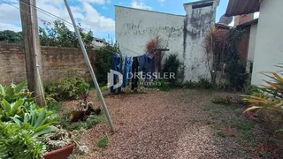 A área externa do imóvel em Lajeado, Brasil, com vegetação e roupas penduradas.