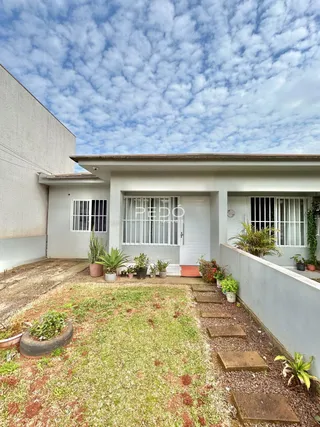Fachada de uma residência em Lajeado, Brasil, com jardim frontal.