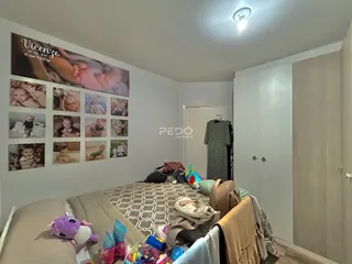 Foto de um quarto com cama e guarda-roupa em um imóvel no Brasil.