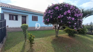 Fachada de uma casa em Lajeado com jardim gramado.