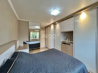 Foto de um quarto com cama e armários em um imóvel.