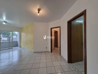 Interior de uma sala com piso de cerâmica e paredes brancas.
