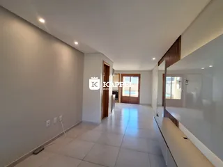 Corredor interno com piso de cerâmica e paredes brancas.