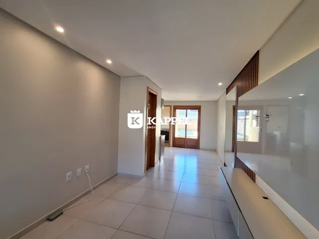 Corredor interno com piso de cerâmica e paredes brancas.